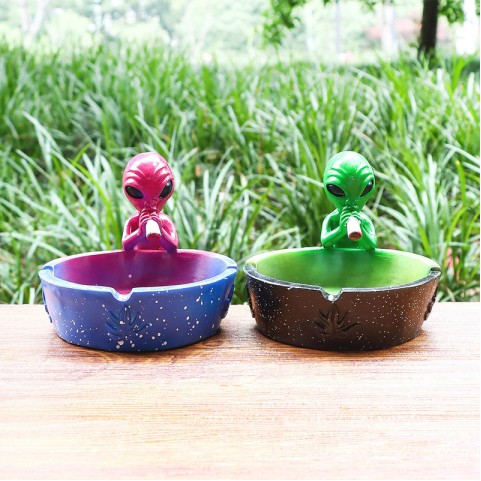 Alien-Themed Ashtray with Multiple Slots