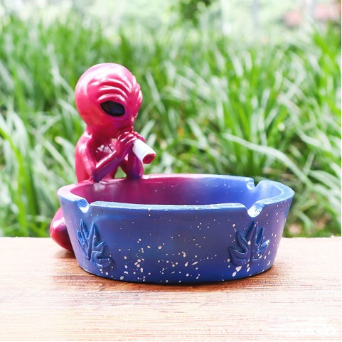 Alien-Themed Ashtray with Multiple Slots